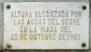 Placa assenyalant l'altura a la que arribaren les aigües del Segre a les riuades de 1907